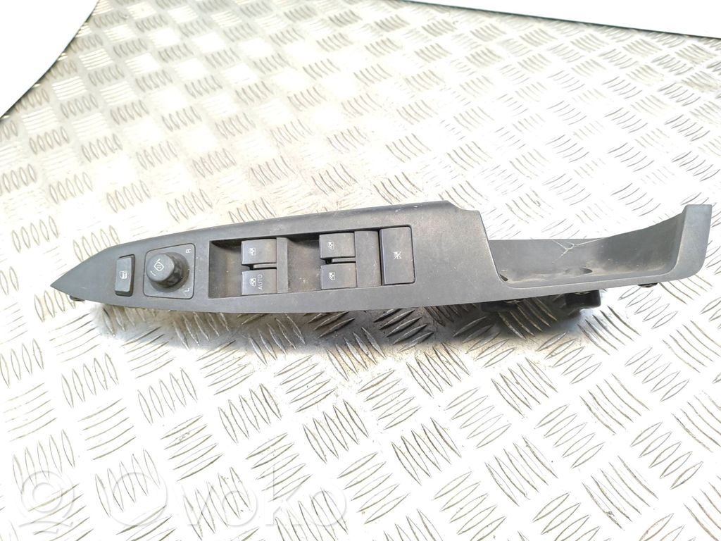 Saturn Vue Electric window control switch 
