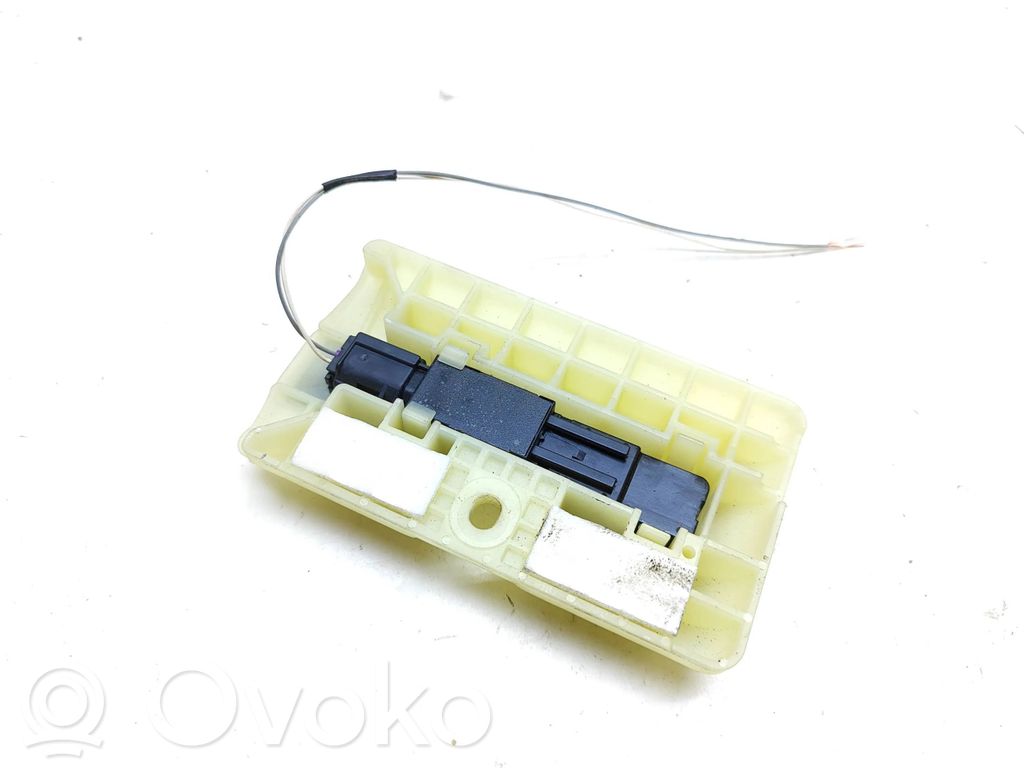 Toyota Land Cruiser (J200) Aerial antenna amplifier 
