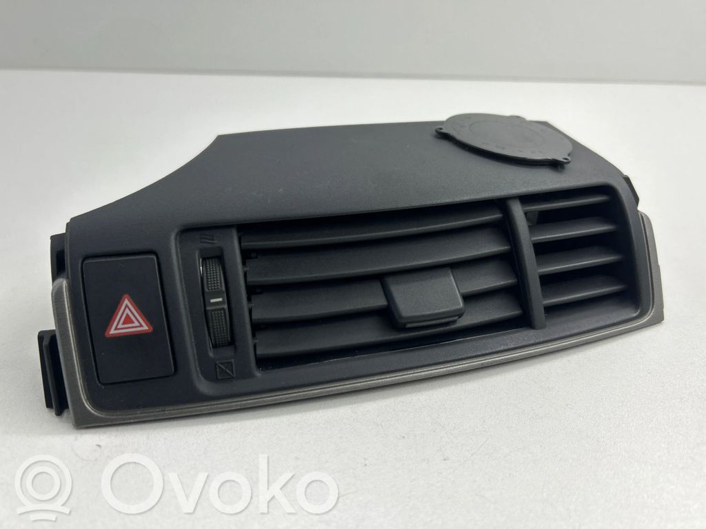 Dysze / Kratki środkowego nawiewu deski rozdzielczej   556700F030