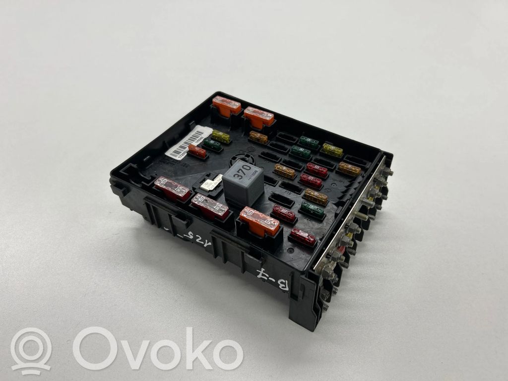Volkswagen PASSAT B7 Fuse module 