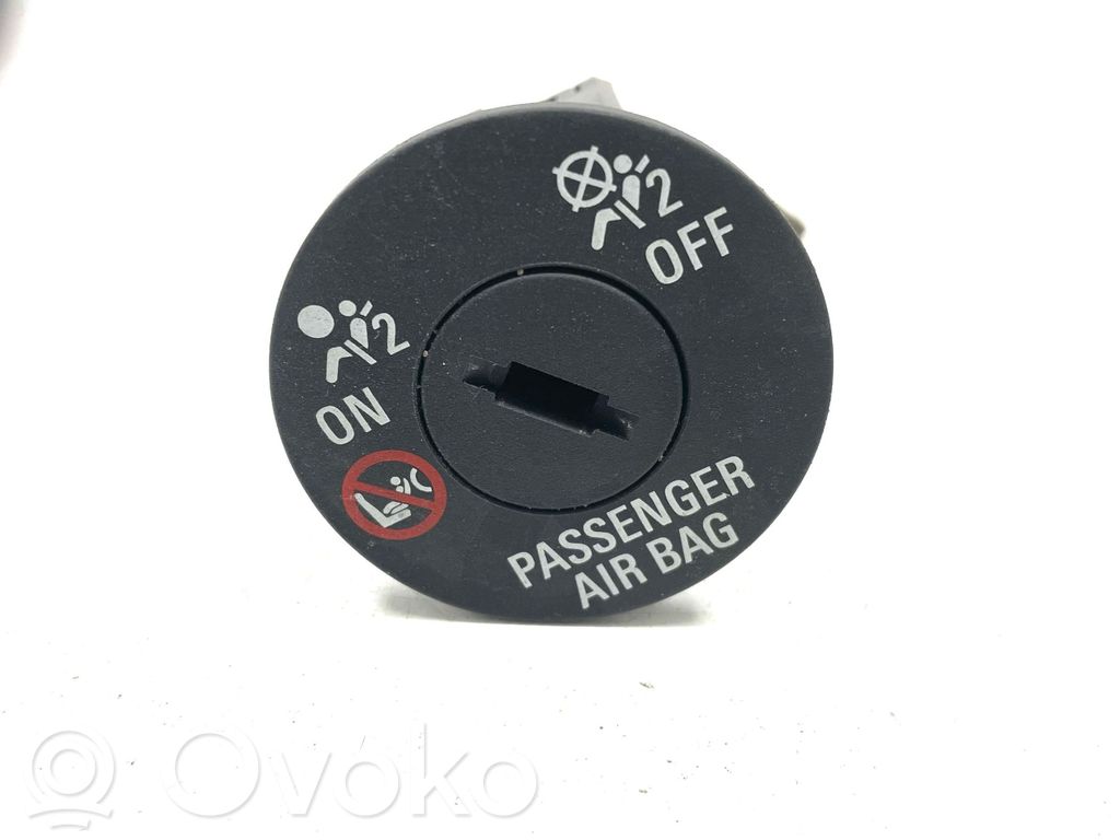 Opel Insignia A Keleivio oro pagalvės jungtukas 