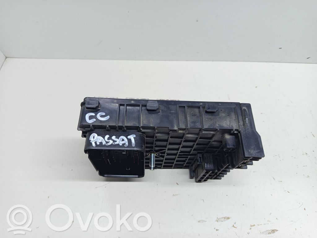 Volkswagen PASSAT CC Fuse module 