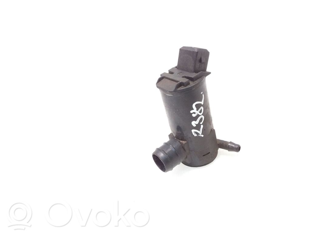 Volvo V70 Windscreen/windshield washer pump 