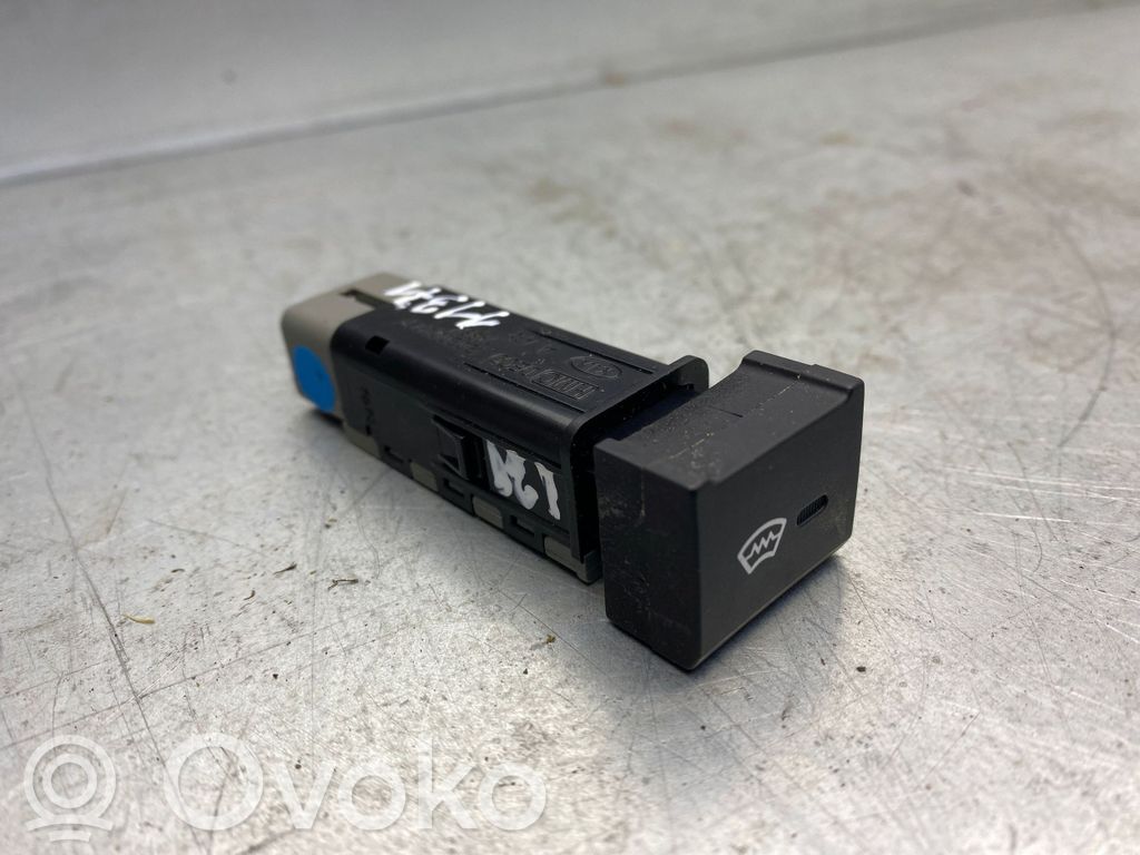 Hyundai i30 Windscreen/window heater switch 