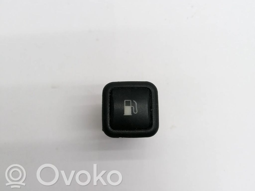 Volkswagen Golf IV Fuel tank opening switch 