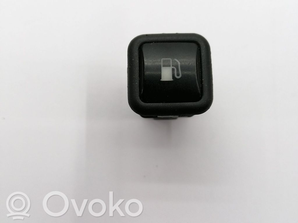 Volkswagen Golf IV Fuel tank opening switch 