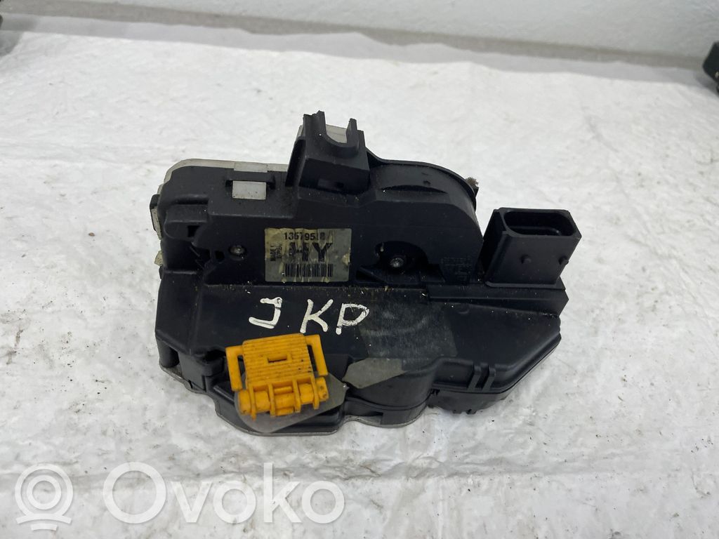 Opel Astra J Etuoven lukko 