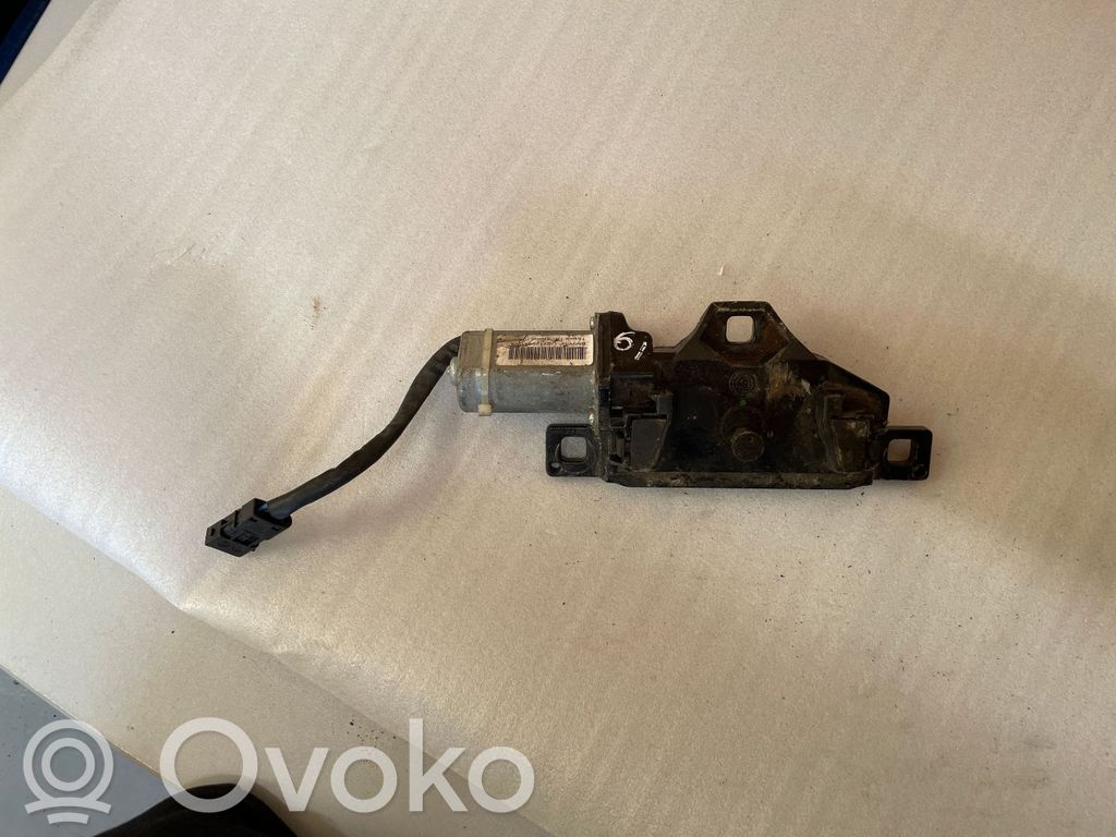BMW 5 E60 E61 Aizmugurējā pārsega slēdzene 