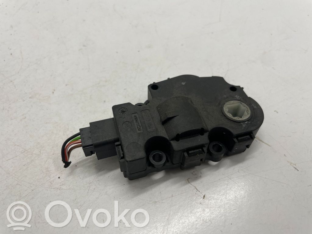 BMW 3 F30 F35 F31 Oro sklendės varikliukas 