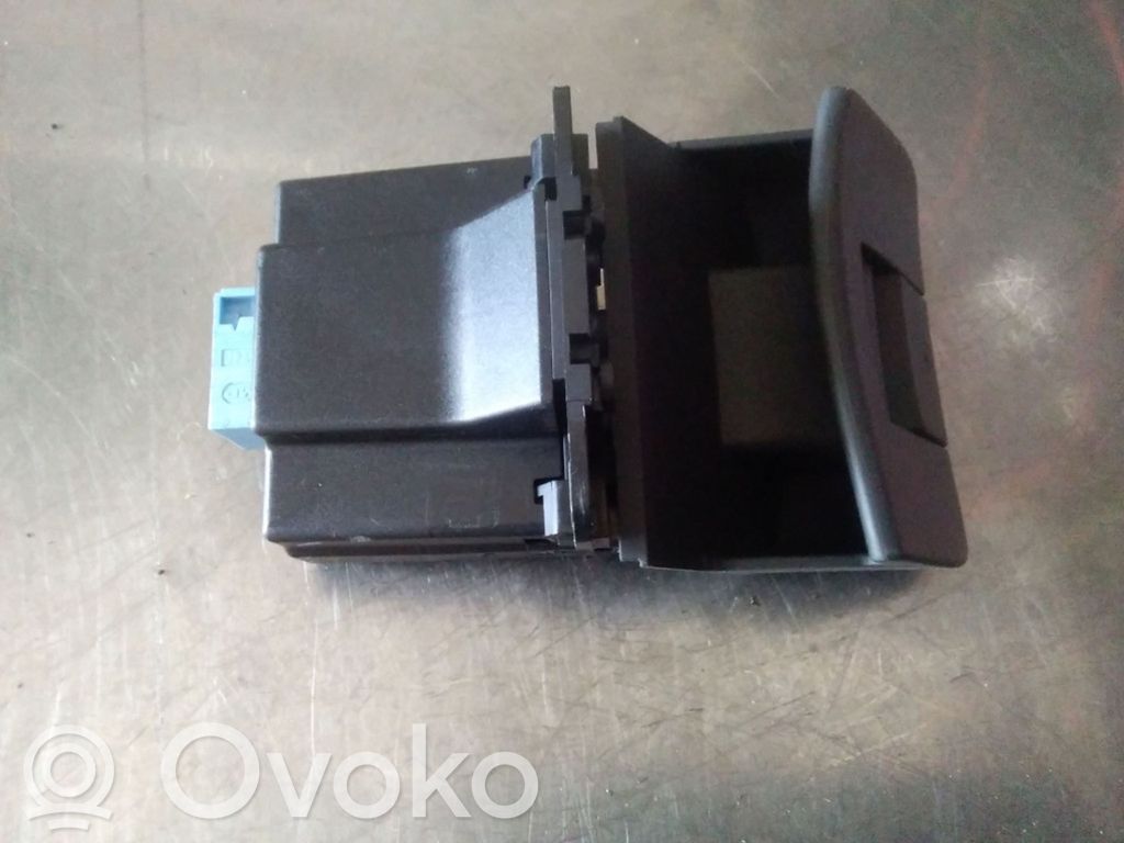 Przycisk / Włącznik hamulca ręcznego   8200550545