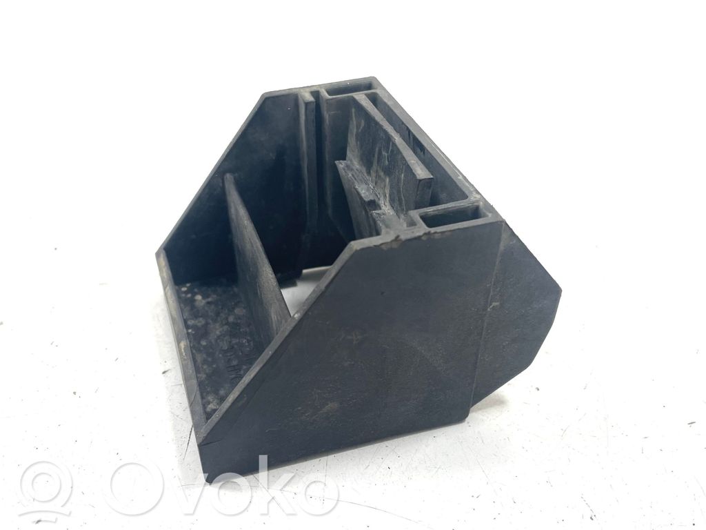 BMW 5 E60 E61 Fixation de radiateur 