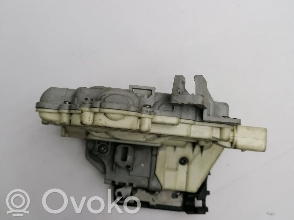 Volkswagen PASSAT B6 Front door lock 