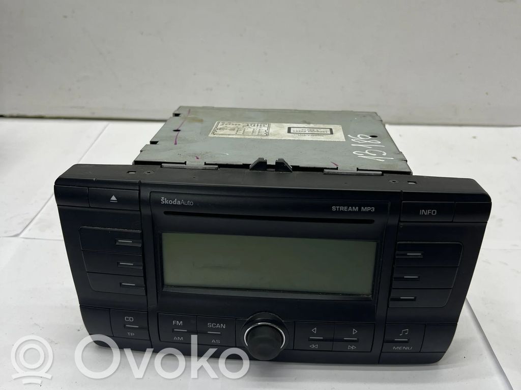 Skoda Octavia Mk2 (1Z) Panel / Radioodtwarzacz CD/DVD/GPS 