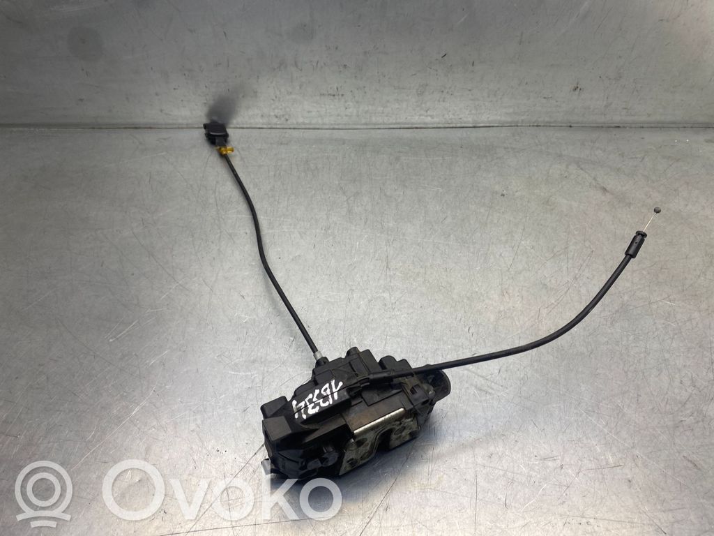 Renault Clio III Priekšpusē slēdzene 