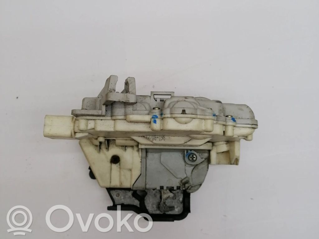 Zamek drzwi przednich   8E1837015