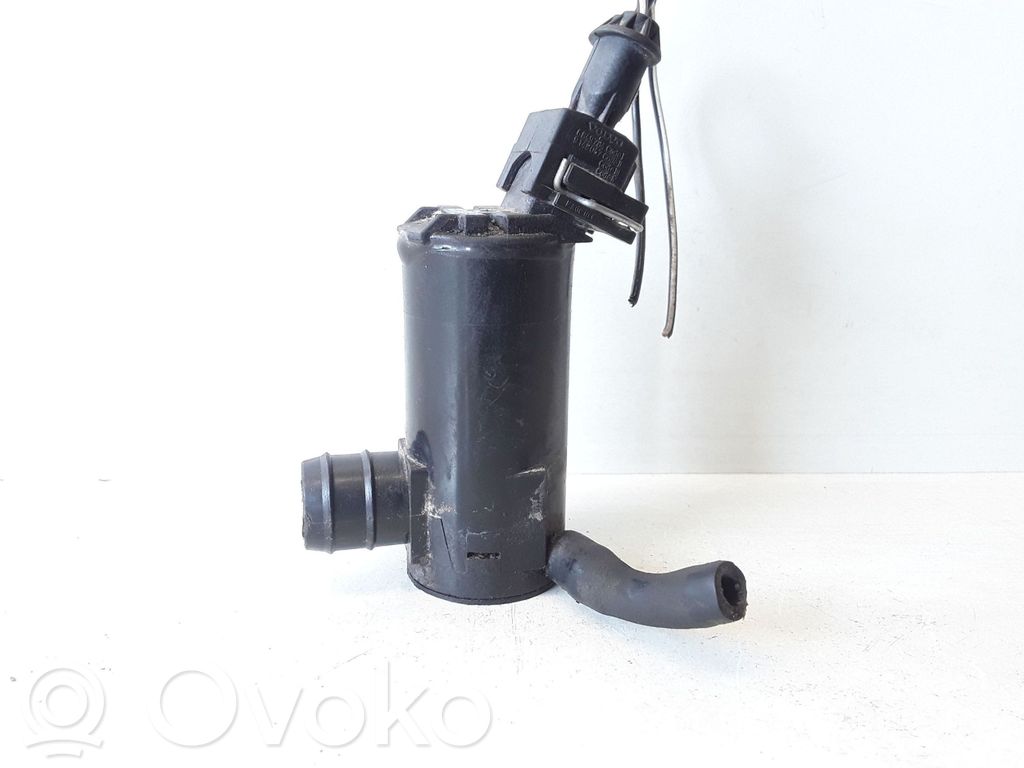 Volvo V70 Windscreen/windshield washer pump 