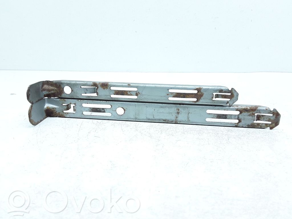 Volvo XC90 Headlight/headlamp mounting bracket 