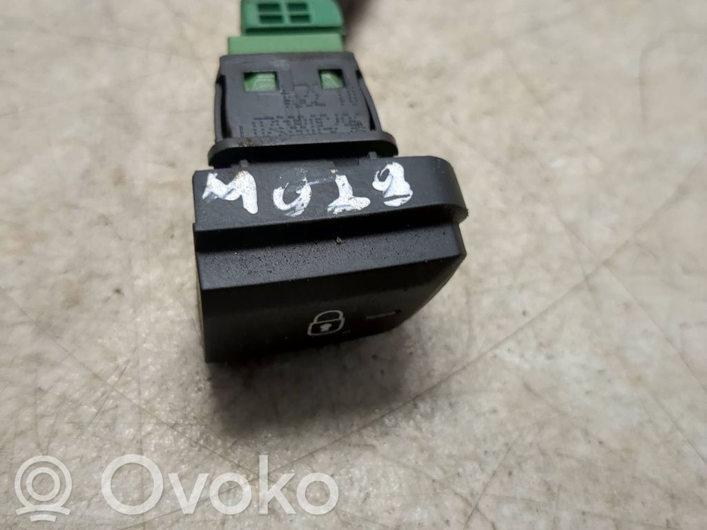 Peugeot 2008 I Central locking switch button 