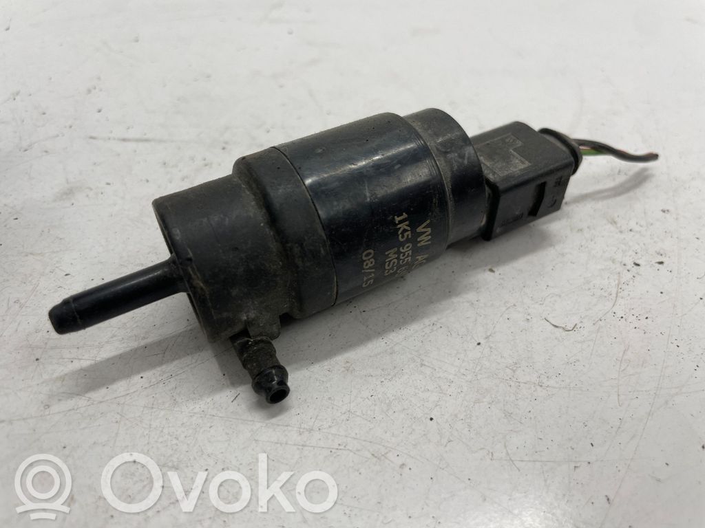 Volkswagen Golf VII Windscreen/windshield washer pump 