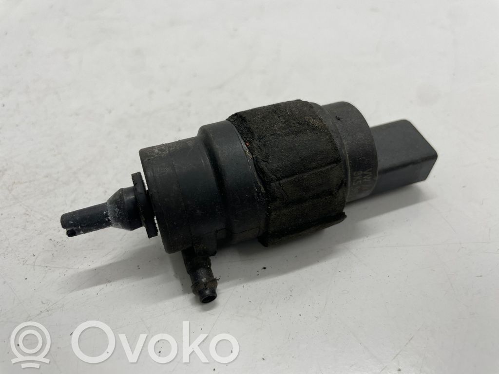 Volkswagen Golf VII Windscreen/windshield washer pump 