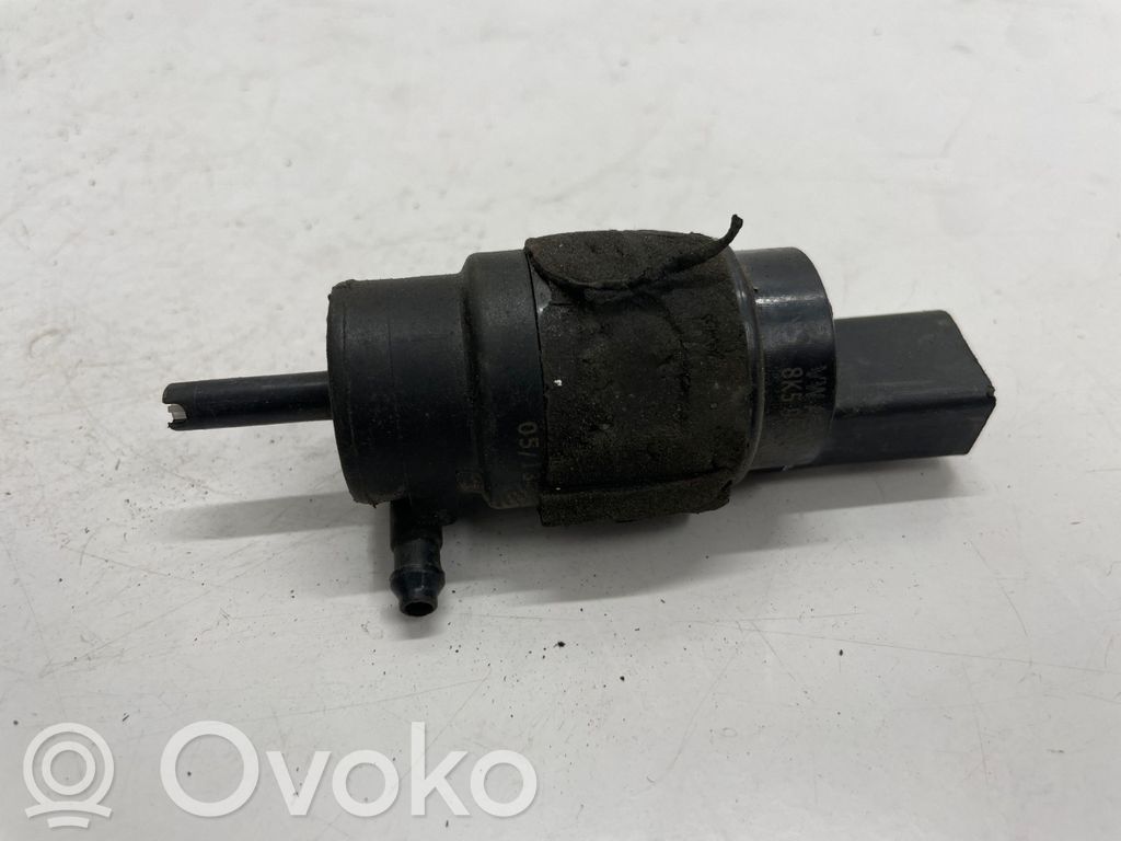 Volkswagen Golf VII Windscreen/windshield washer pump 