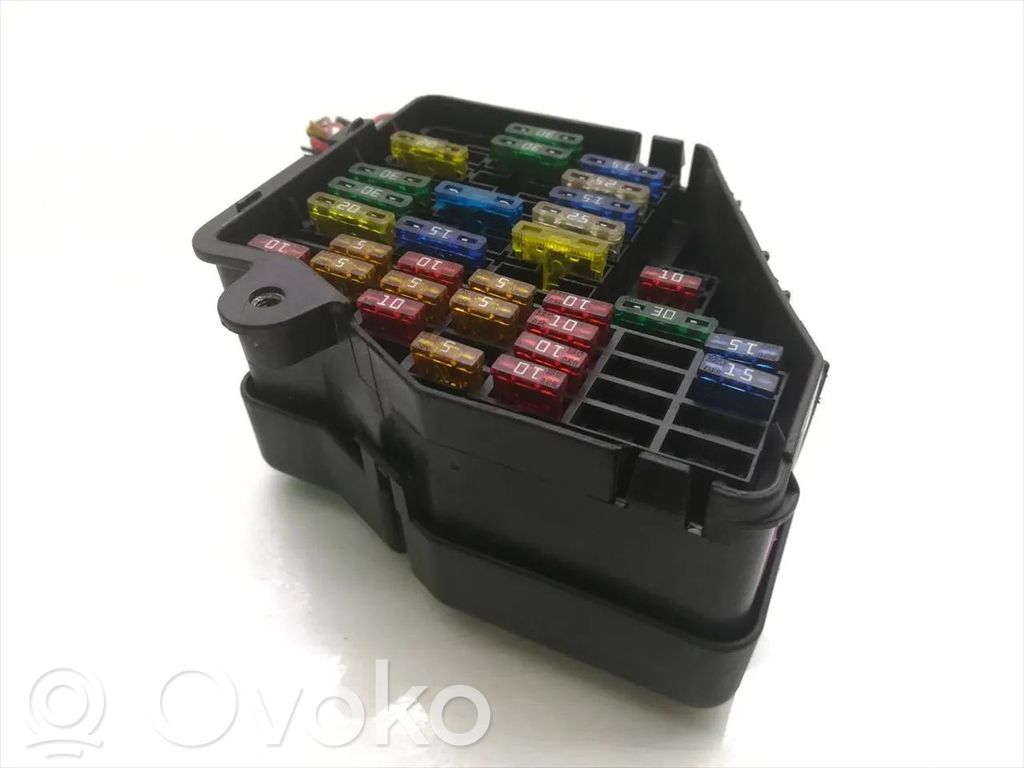 Audi A4 S4 B6 8E 8H Fuse module 