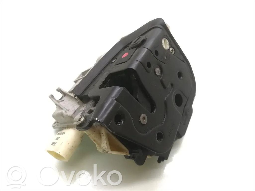 Audi A4 S4 B6 8E 8H Takaoven lukko 
