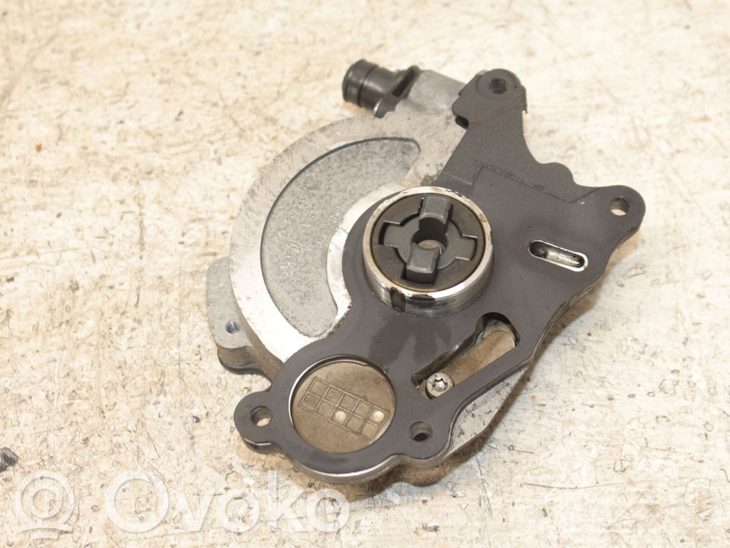 Volkswagen Golf VI Vacuum pump 