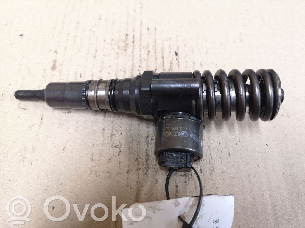 Audi A4 S4 B7 8E 8H Fuel injector 