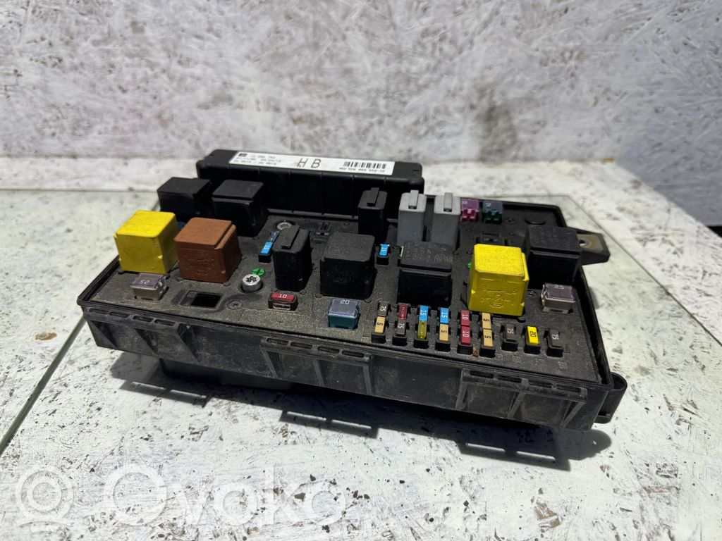 Opel Zafira B Fuse module 