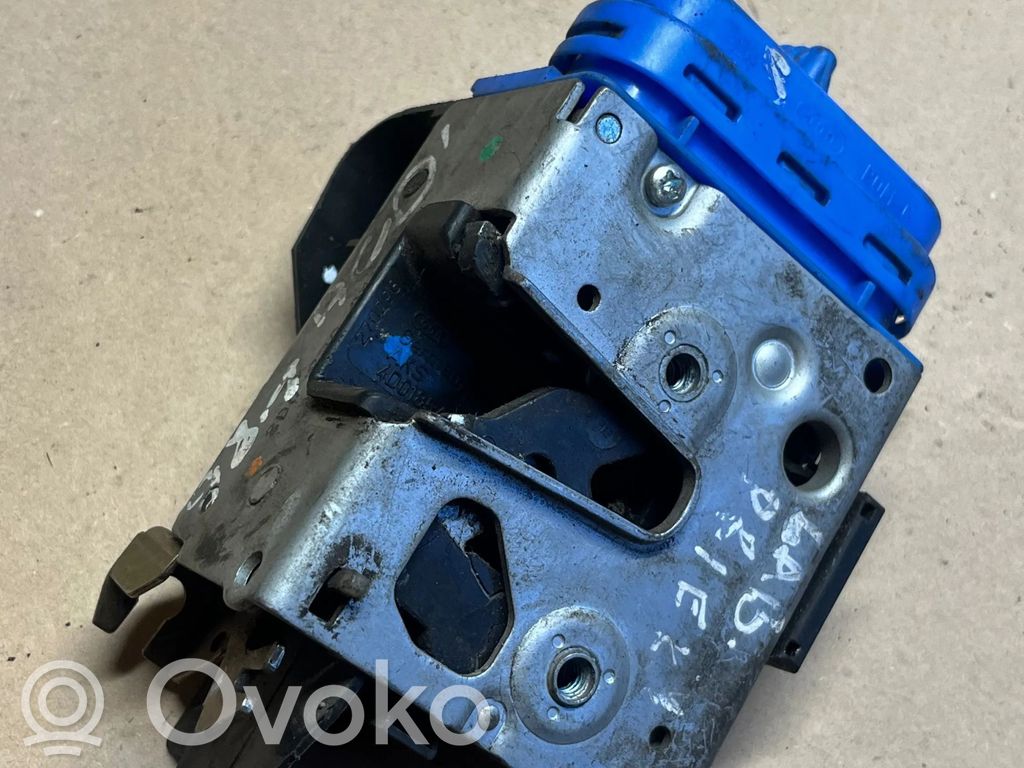 Audi A4 S4 B5 8D Priekinė durų spyna 