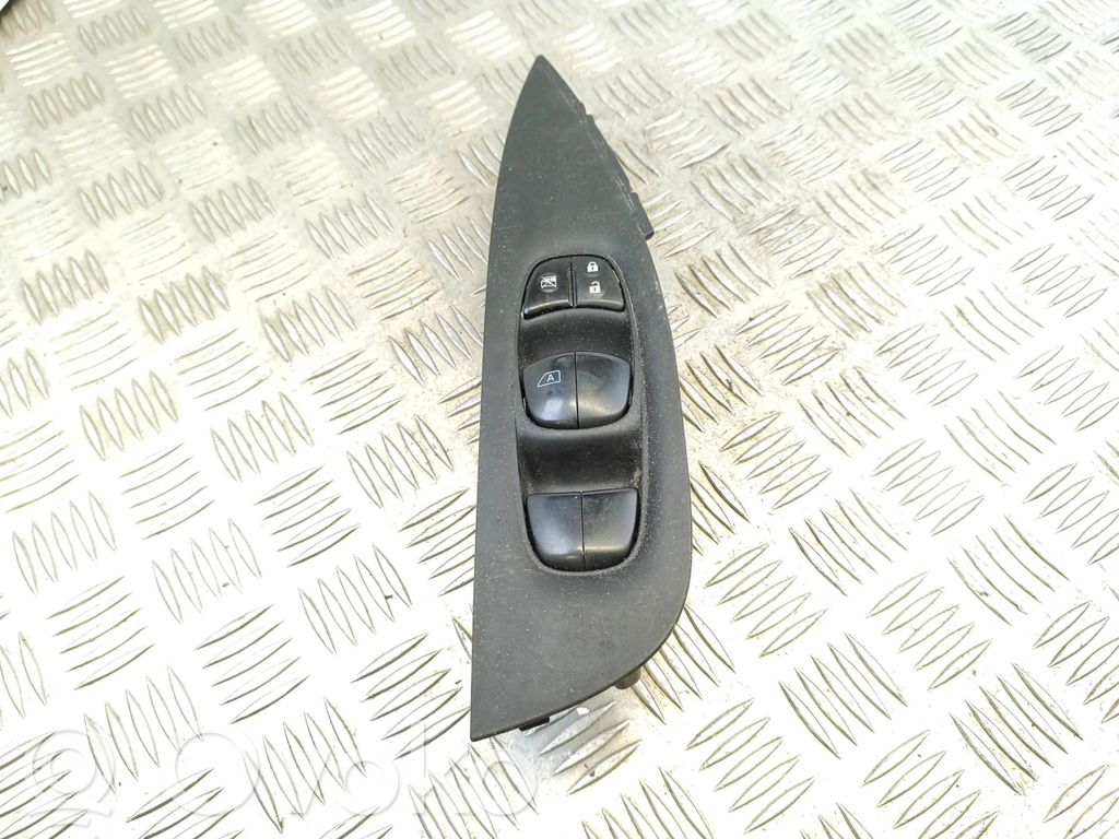 Nissan Qashqai Electric window control switch 