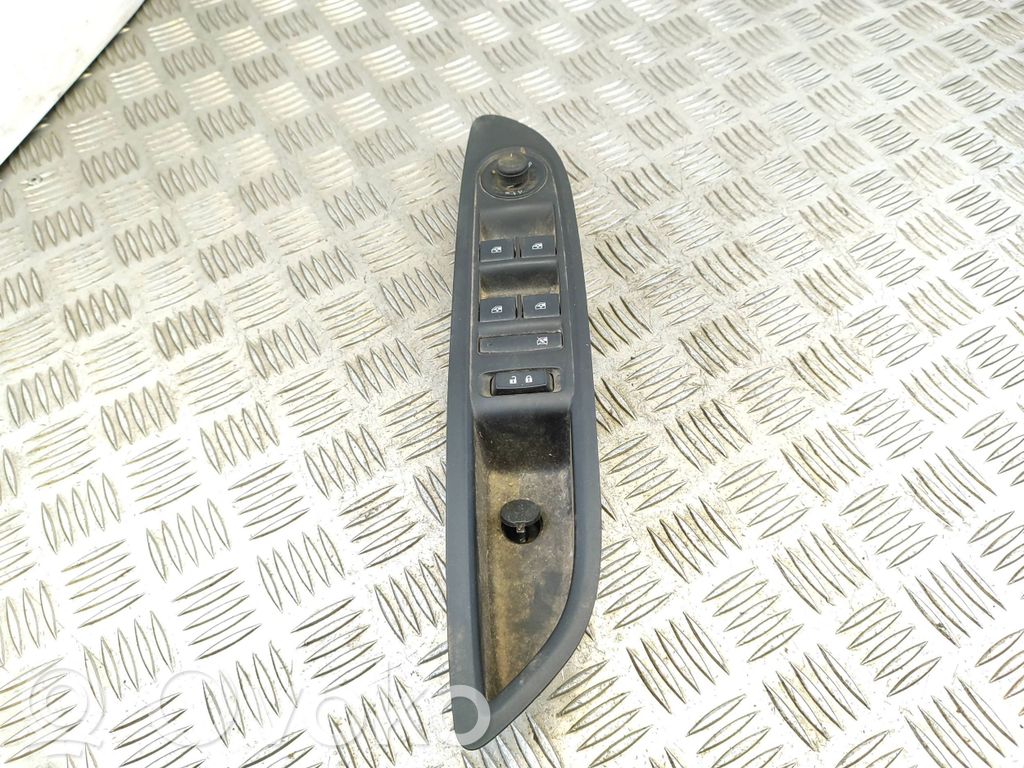 Opel Mokka Electric window control switch 