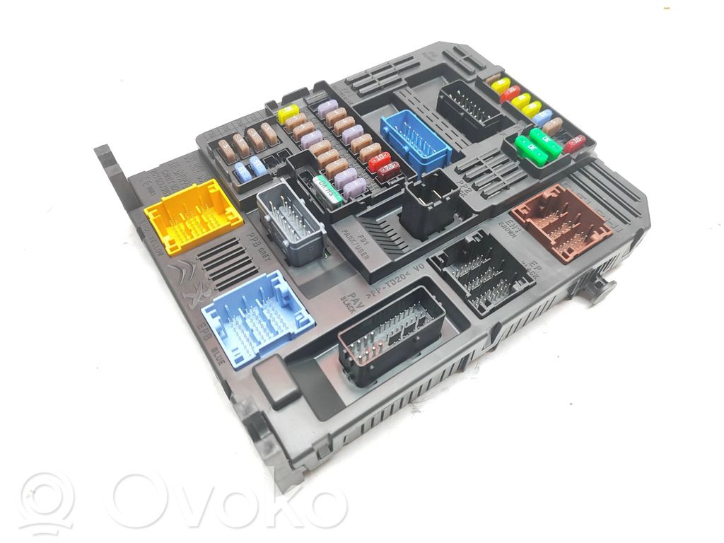 Peugeot 208 II Fuse module 