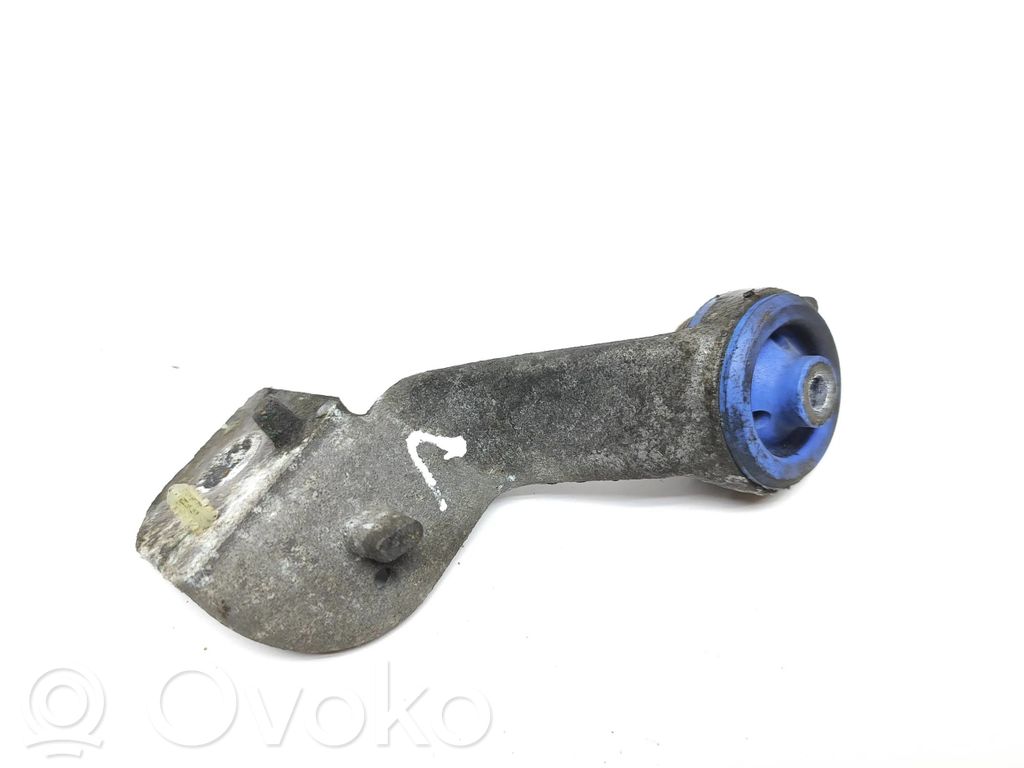 Intercooler pipe mounting bracket