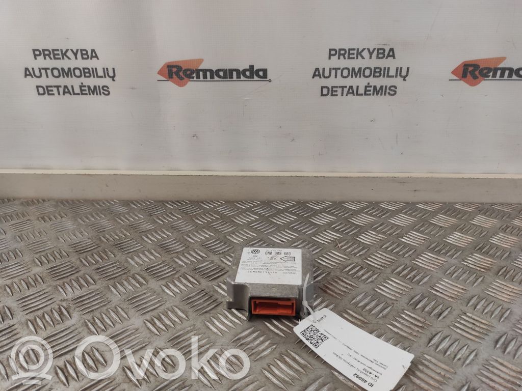 Volkswagen Golf III Oro pagalvių valdymo blokas 