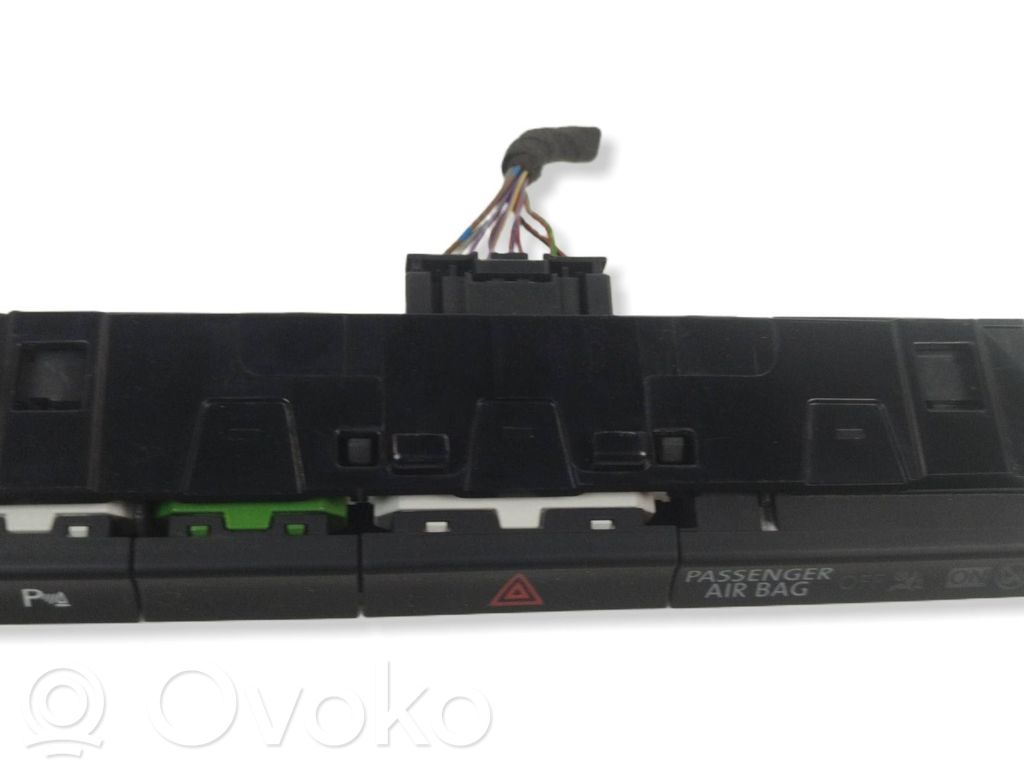 Volkswagen PASSAT B8 Hazard light switch 