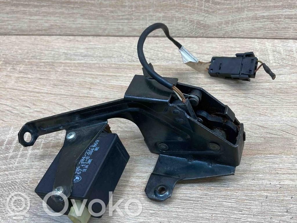 BMW 5 E39 Tailgate window lock/catch/latch 