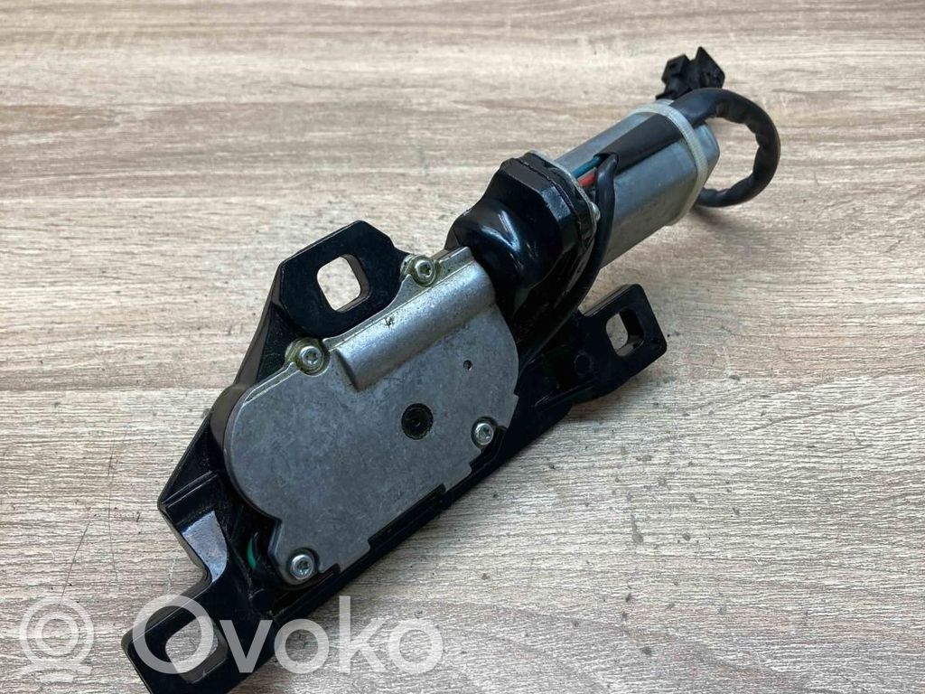BMW 5 E60 E61 Aizmugurējā pārsega slēdzene 