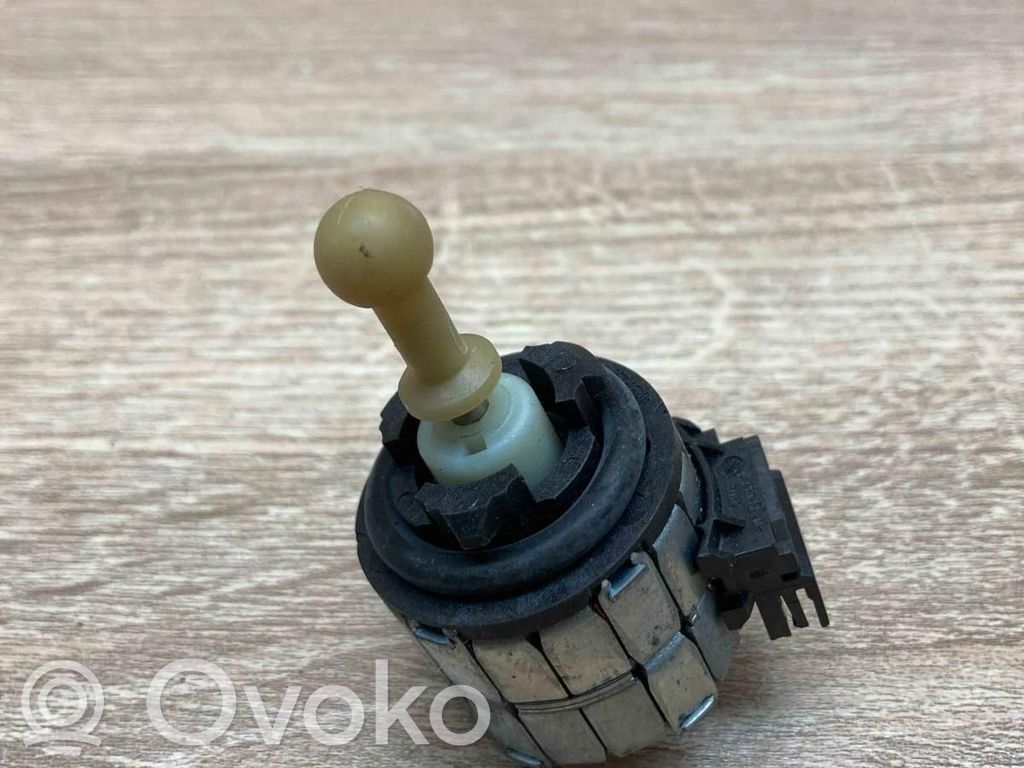 Headlight level adjustment motor   6938563