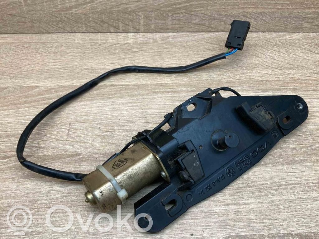BMW 5 E39 Aizmugurējā pārsega pievilcējs 