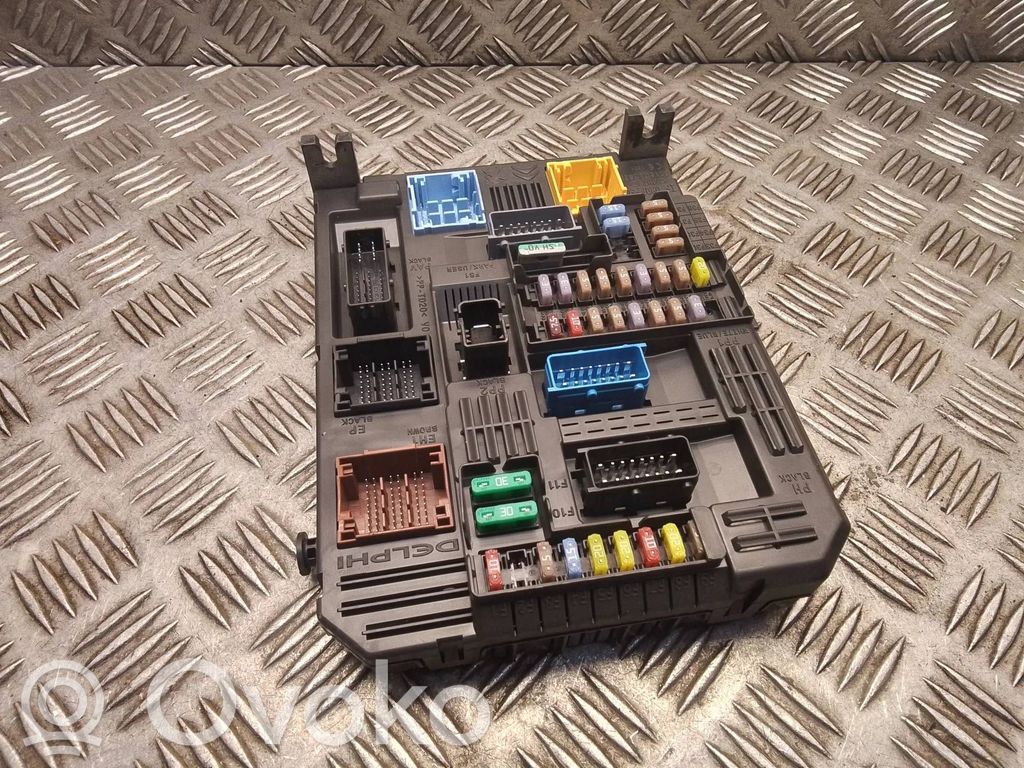 Peugeot 308 Fuse module 