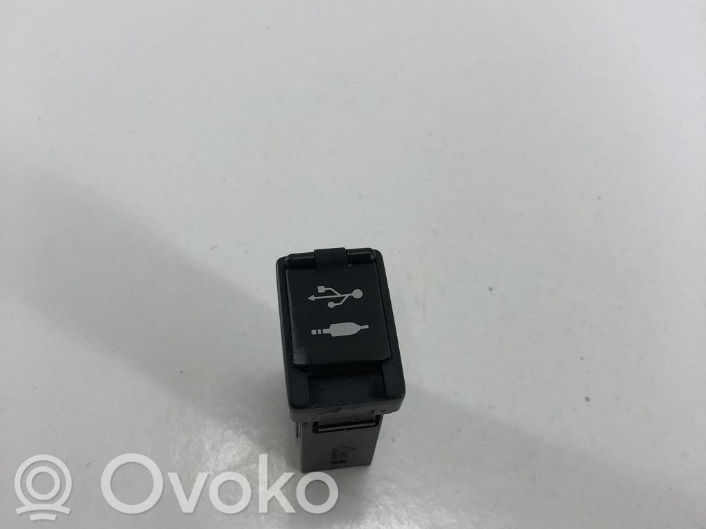 Toyota C-HR I Enchufe conector USB 