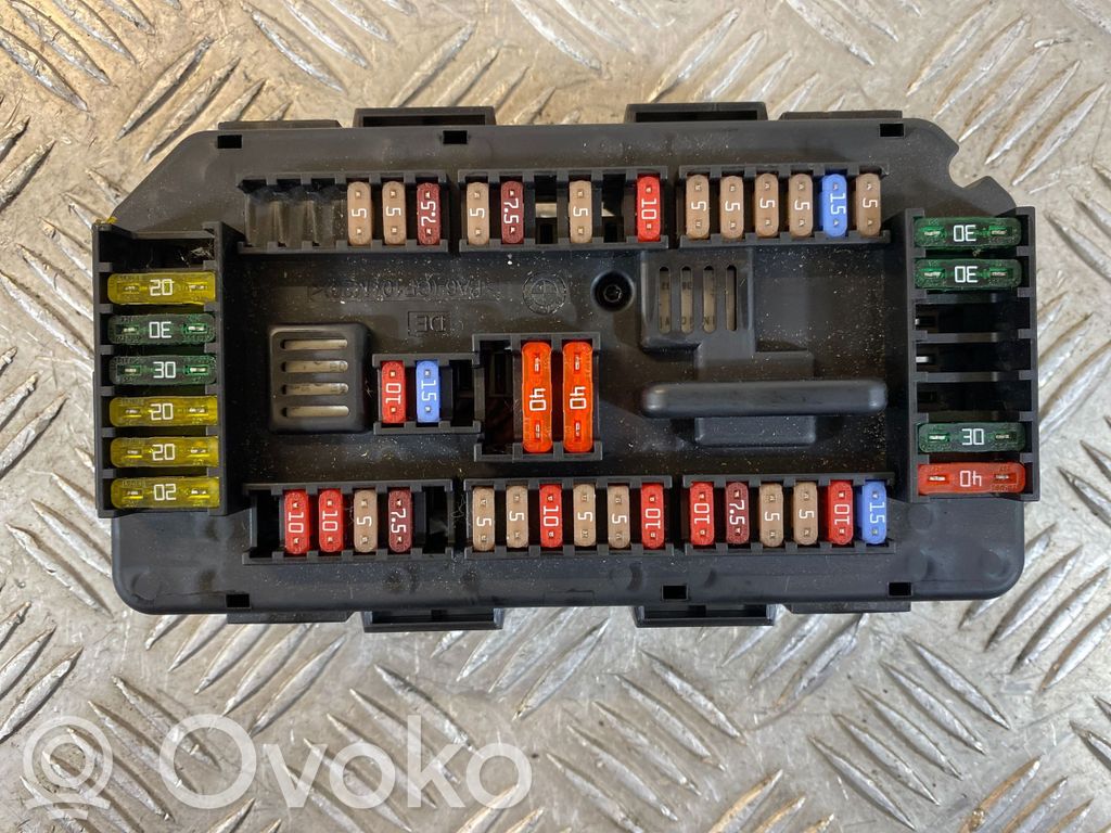 BMW 3 F30 F35 F31 Sulakemoduuli 