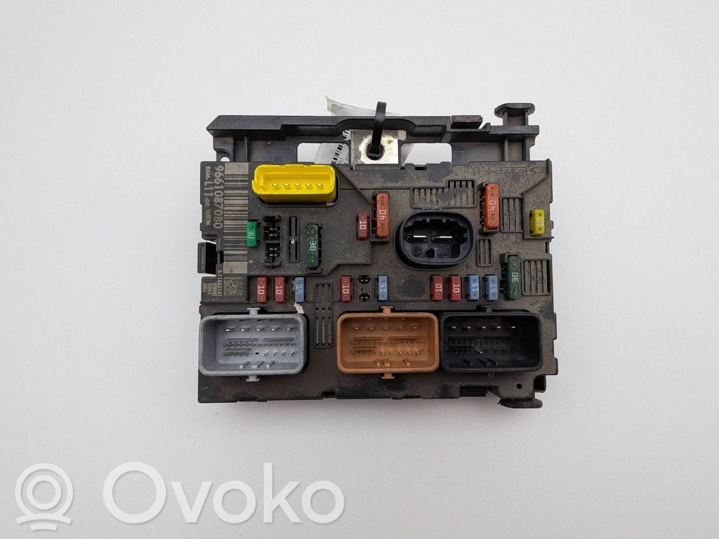 Peugeot 307 Ramka / Moduł bezpieczników 