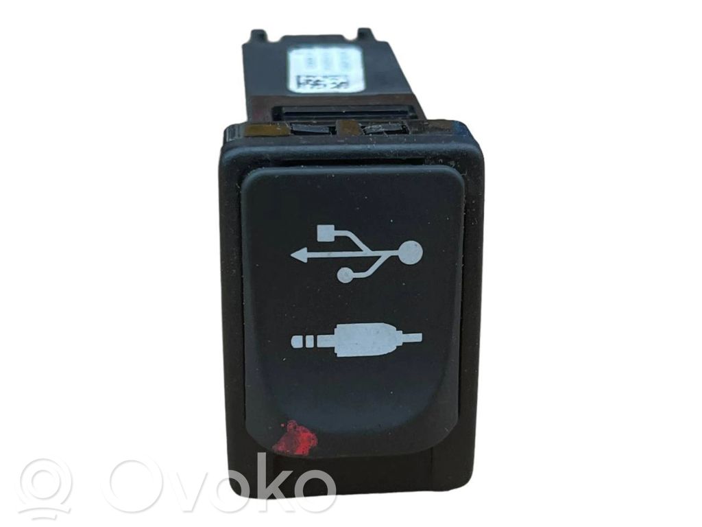Toyota Auris E180 USB-pistokeliitin 