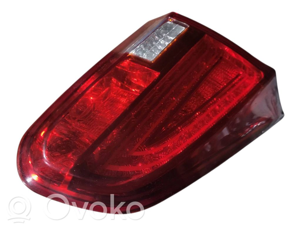 Aizmugurējais lukturis pārsegā   92403A20