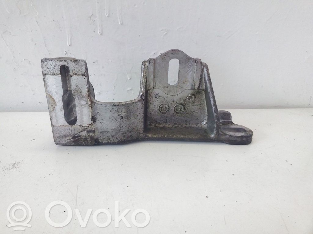 Engine mounting bracket   YM216030AA