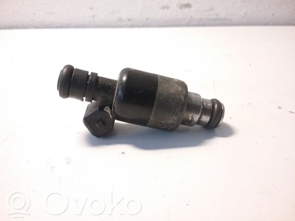 Opel Vectra B Wtryskiwacz paliwa 
