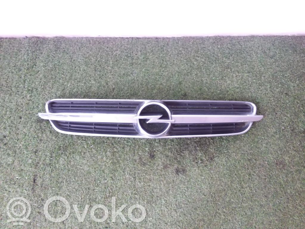 Opel Vectra C Etupuskurin ylempi jäähdytinsäleikkö 
